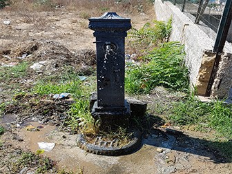 Immagine articolo: Il lettore scrive: "A Triscina una perdita d'acqua che dura da giorni. Riparare la fontanella per fermare lo spreco"