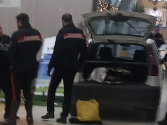 Immagine articolo: Auto entra dentro Belicittà dopo rissa tra due opposte fazioni. Intervengono i carabinieri