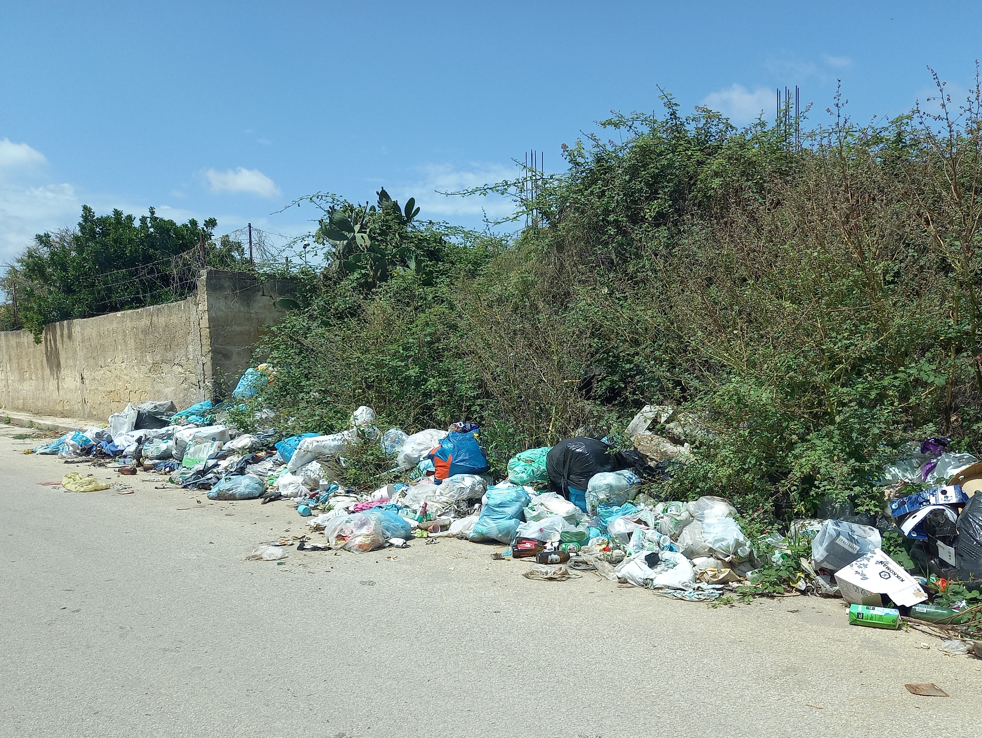 Immagine articolo: Campobello, cumuli di rifiuti in via Scuderi. Rabbia dei residenti. Comandante Panierino: "Incivili in azione bonifiche in corso" Immagine articolo: Campobello, cumuli di rifiuti in via Scuderi. Rabbia dei residenti. Comandante Panierino: "Incivili in azione bonifiche in corso"