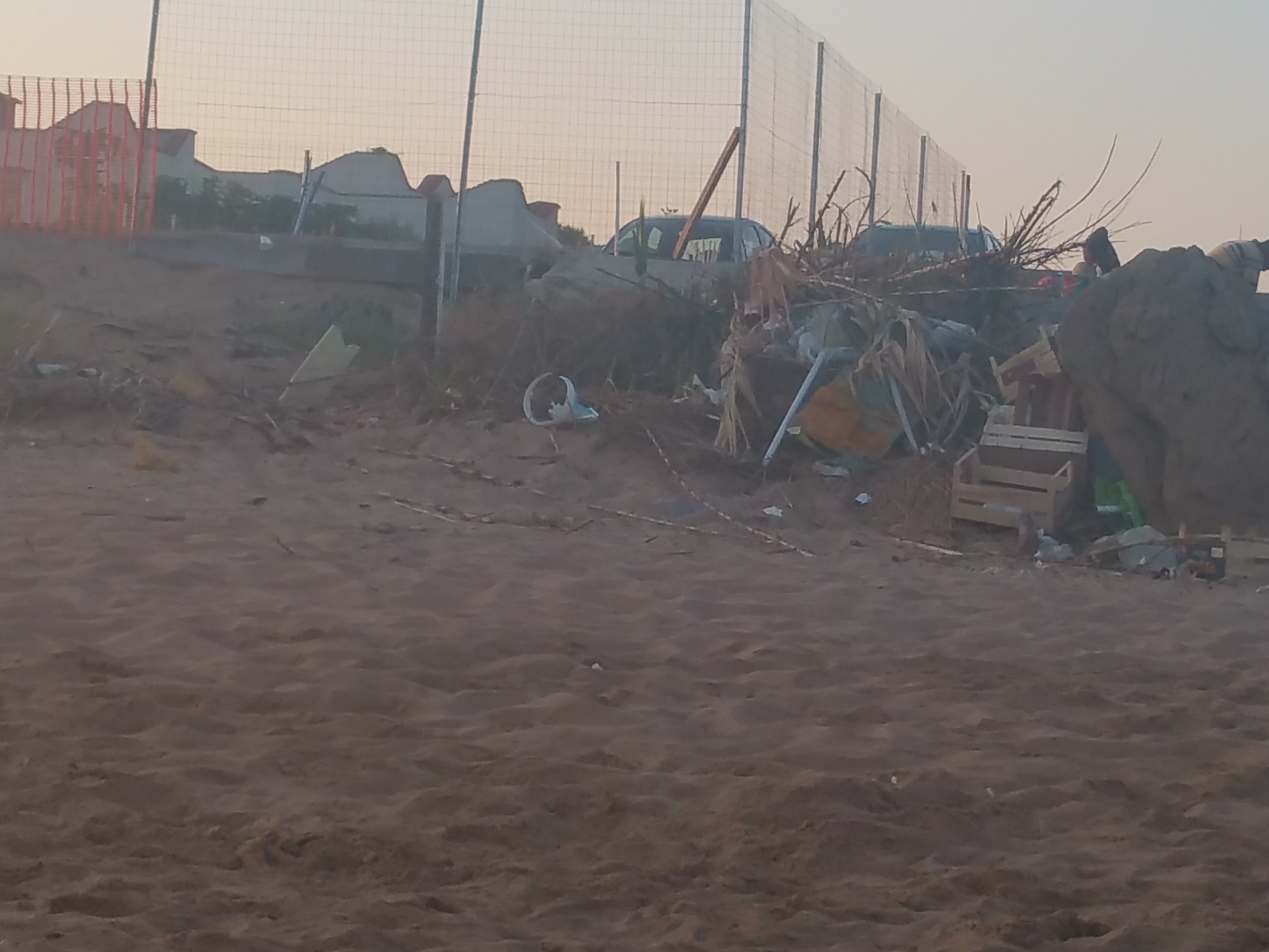 Immagine articolo: Il lettore scrive: "Gente che lascia rifiuti in spiaggia dopo il mare tra inciviltà e assenza di cassonetti"