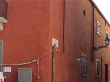 Immagine articolo: Il lettore scrive: "Davanti l'ex Eca fili dell'Enel andrebbero rimossi" Immagine articolo: Il lettore scrive: "Davanti l'ex Eca fili dell'Enel andrebbero rimossi"