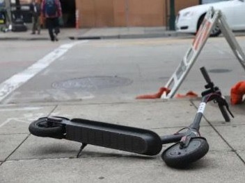 Immagine articolo: Marinella, 41enne investito da monopattino, conducente non presta soccorso