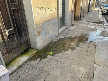 Immagine articolo: Il Lettore scrive, una perdita d'acqua da una casa abbandonata in via Mannone