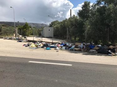 Immagine articolo: Il lettore scrive: "Spazzatura abbandonata in strada nei pressi della discarica RSU" Immagine articolo: Il lettore scrive: "Spazzatura abbandonata in strada nei pressi della discarica RSU"