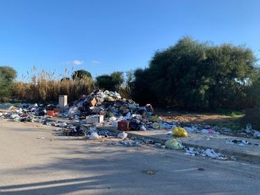 Immagine articolo: Lettore scrive: "Presso la circonvallazione di Triscina c'è un accumulo di spazzatura da Giugno 2020" Immagine articolo: Lettore scrive: "Presso la circonvallazione di Triscina c'è un accumulo di spazzatura da Giugno 2020"