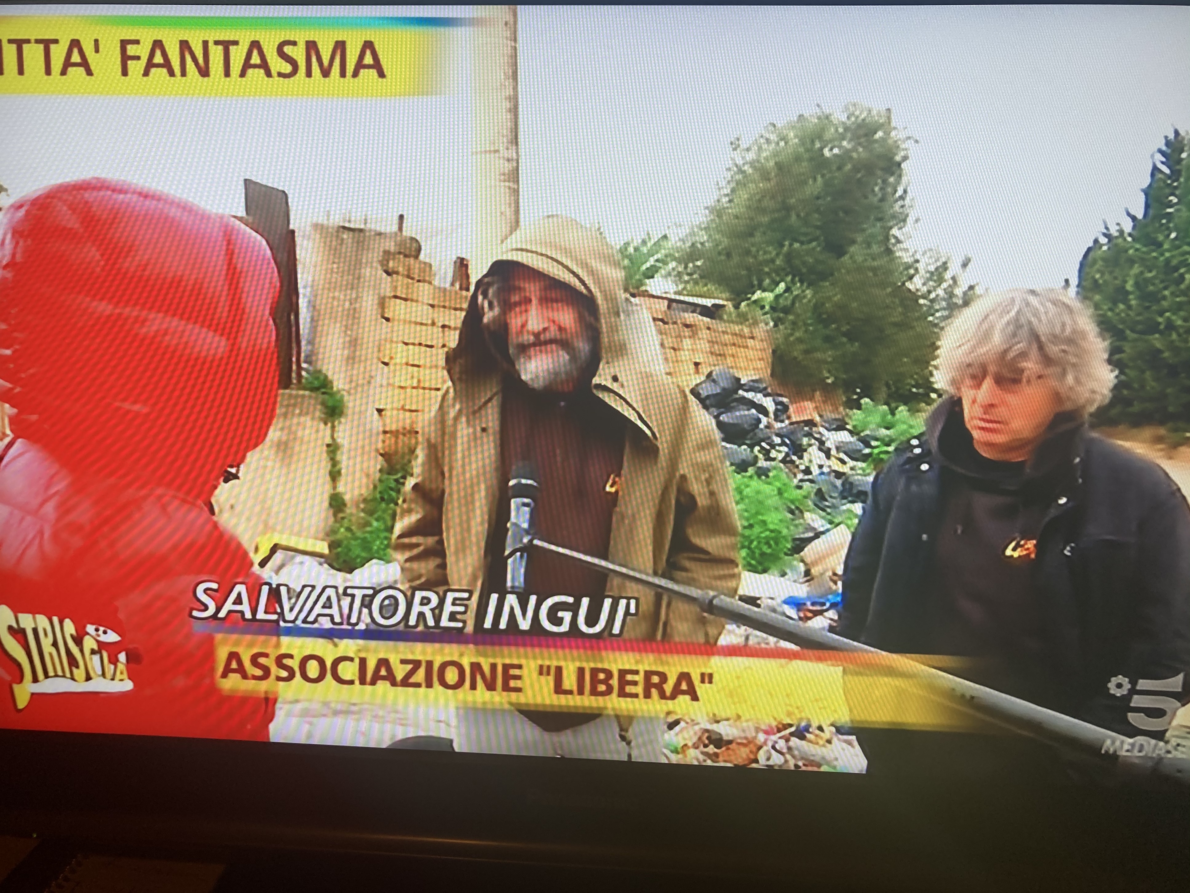Immagine articolo: Le telecamere di Striscia la Notizia a CVetrano per denunciare lo stato di degrado presso l’ex cementificio CVetrano Selinunte Immagine articolo: Le telecamere di Striscia la Notizia a CVetrano per denunciare lo stato di degrado presso l’ex cementificio CVetrano Selinunte