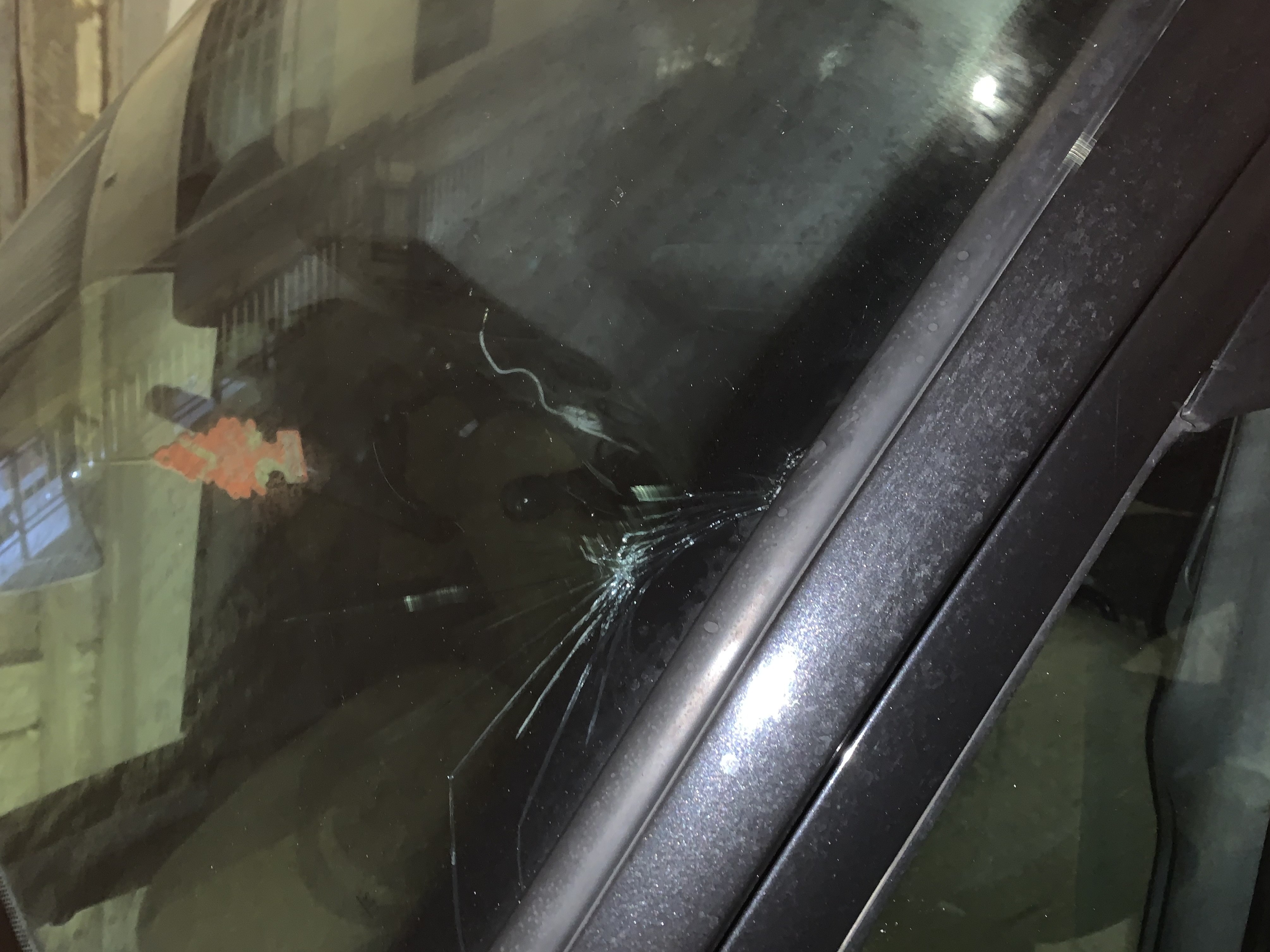 Immagine articolo: “Il parabrezza della mia auto rotto in via XXIV Maggio”. La denuncia di una lettrice Immagine articolo: “Il parabrezza della mia auto rotto in via XXIV Maggio”. La denuncia di una lettrice