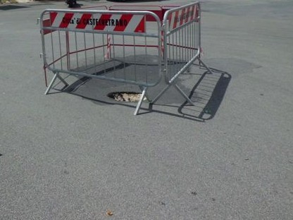 Immagine articolo: Il lettore scrive: "Selinunte, buca in strada. Le transenne non bastano" Immagine articolo: Il lettore scrive: "Selinunte, buca in strada. Le transenne non bastano"