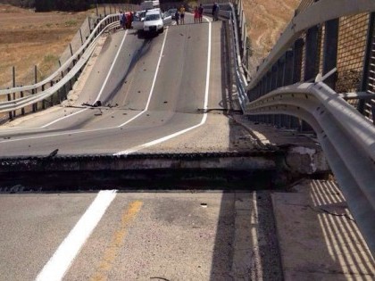 Immagine articolo: Crolla viadotto nell'Agrigentino, giù due auto. Sei feriti