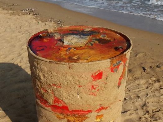 Immagine articolo: Tempestivamente rimosso il grosso recipiente abbandonato sulla spiaggia di Tre Fontane: conteneva olio-motore