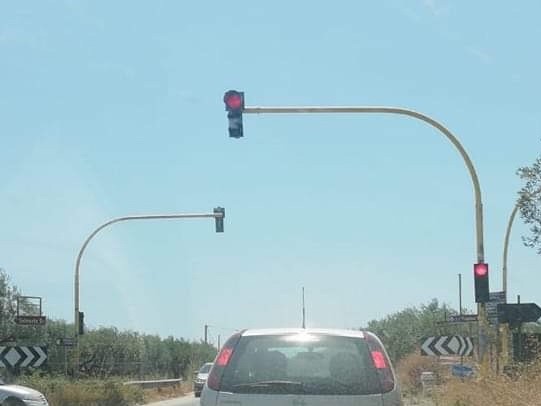 Immagine articolo: "Attenzione a quando vi fermate al semaforo di Triscina". Segnalazione di un lettore dopo un forte spavento