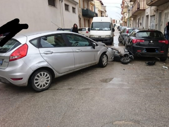 Immagine articolo: CVetrano, scontro tra uno scooter ed una Ford Fiesta. Sul posto la squadra infortunistica dei Vigili Urbani