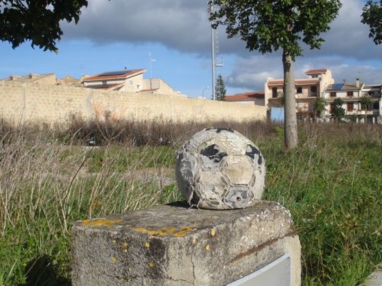 Immagine articolo: Il lettore scrive: "Il campo di calcio F. Lombardo è abbandonato e nessuno interviene" Immagine articolo: Il lettore scrive: "Il campo di calcio F. Lombardo è abbandonato e nessuno interviene"