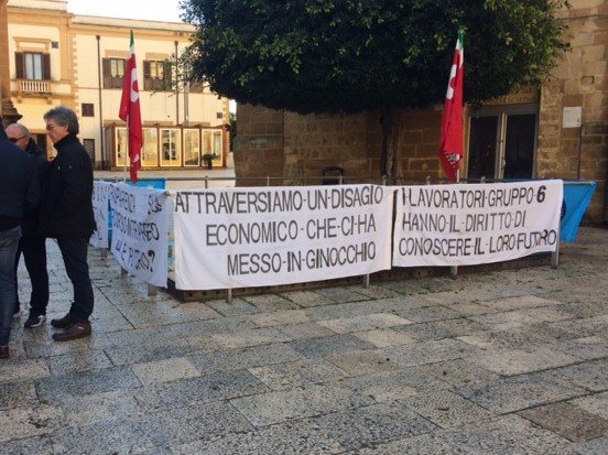 Immagine articolo: Castelvetrano, sit-in a tempo indeterminato davanti i cancelli del Ce.di. per gli ex dipendenti del gruppo 6 gdo