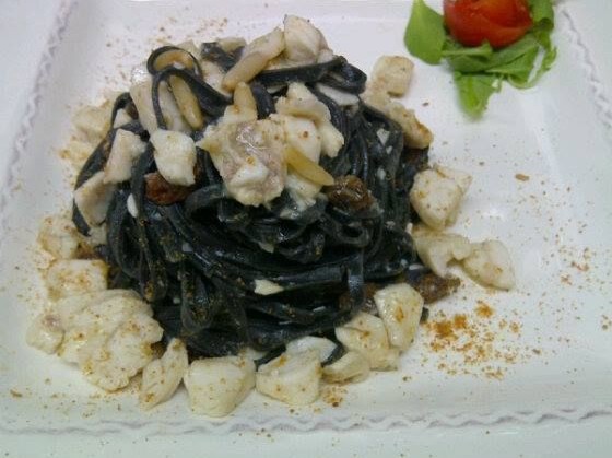 Immagine articolo: Le ricette di Bart: Tagliolini al nero di seppia con branzino, uvetta, pinoli e bottarga di tonno