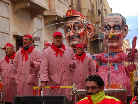 Immagine articolo: Ritorna il Carnevale a Castelvetrano dopo 8 anni, con 6 carri allegorici e il carro tradizionale de “Lu nannu e la nanna” Immagine articolo: Ritorna il Carnevale a Castelvetrano dopo 8 anni, con 6 carri allegorici e il carro tradizionale de “Lu nannu e la nanna”