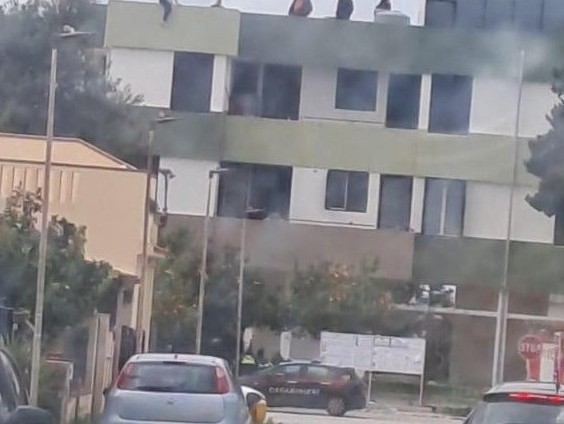 Immagine articolo: Tenta di gettarsi dal tetto delle case popolari. Salvata da Carabinieri e Vigili del Fuoco Immagine articolo: Tenta di gettarsi dal tetto delle case popolari. Salvata da Carabinieri e Vigili del Fuoco