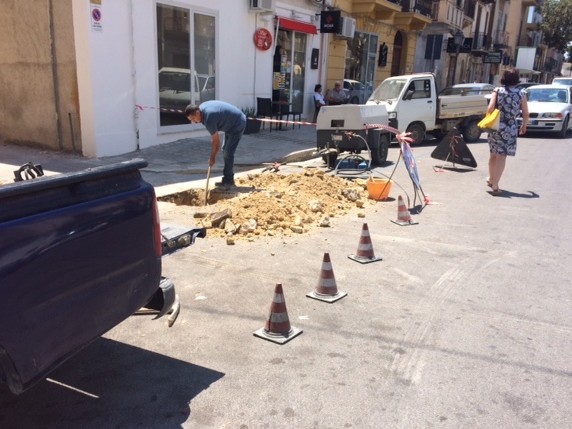 Immagine articolo: Castelvetrano, operai già al lavoro per riparare la perdita d'acqua segnalata dai lettori