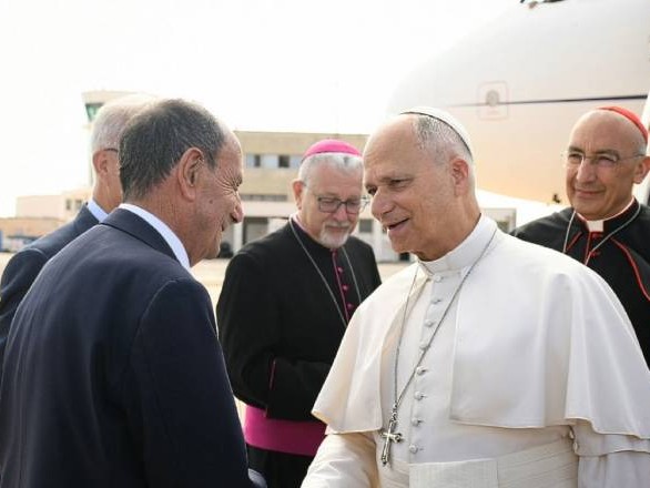 Immagine articolo: Papa Leone XVI in Sicilia, Schifani ringrazia la Protezione civile e dona una triscele al Pontefice