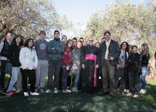 Il vescovo di Mazara del Vallo, monsignor Domenico Mogavero insieme a un gruppo di studenti Il vescovo di Mazara del Vallo, monsignor Domenico Mogavero insieme a un gruppo di studenti