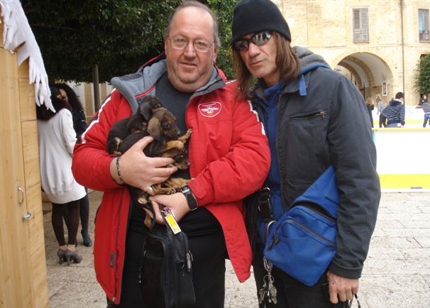 In foto Vincenzo Mulè, Ciro Signorello e i tre cuccioli di bigol In foto Vincenzo Mulè, Ciro Signorello e i tre cuccioli di bigol