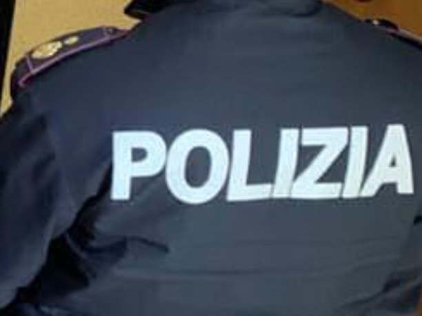 Immagine articolo: Alcamo. Vuole farla finita, ma gli operatori della Polizia lo convincono a desistere