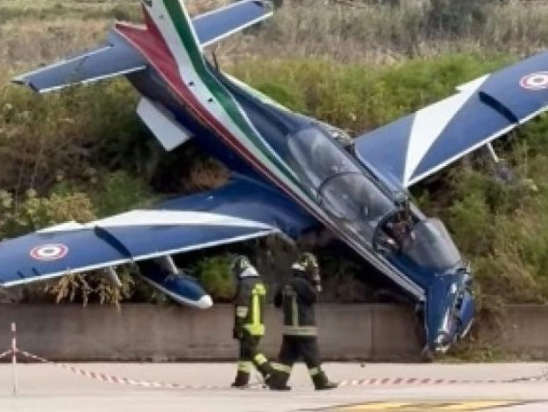 Immagine articolo: Contatto in volo per le Frecce Tricolori, tre aerei in collisione. Tragedia sfiorata, feriti per fortuna non gravi Immagine articolo: Contatto in volo per le Frecce Tricolori, tre aerei in collisione. Tragedia sfiorata, feriti per fortuna non gravi