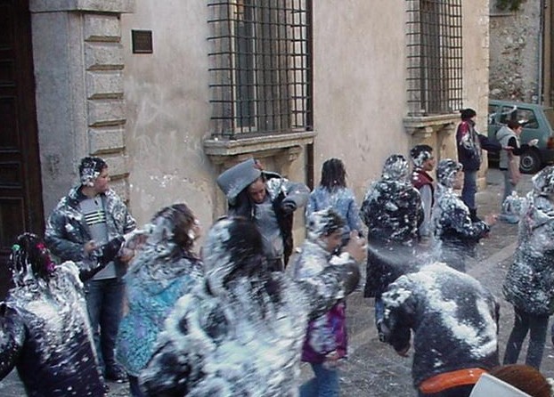 Immagine articolo: Niente bombolette spray e maschere irritanti per Carnevale: sanzione di 150 euro