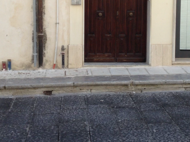 Immagine articolo: Il lettore scrive: "Topi dalle buche enormi nei marciapiedi di via Marconi. Vanno chiuse" Immagine articolo: Il lettore scrive: "Topi dalle buche enormi nei marciapiedi di via Marconi. Vanno chiuse"
