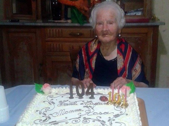 Immagine articolo: I 104 anni di nonna Rosa. Grande festa  e gioia tra figli, nipoti e 13 pronipoti