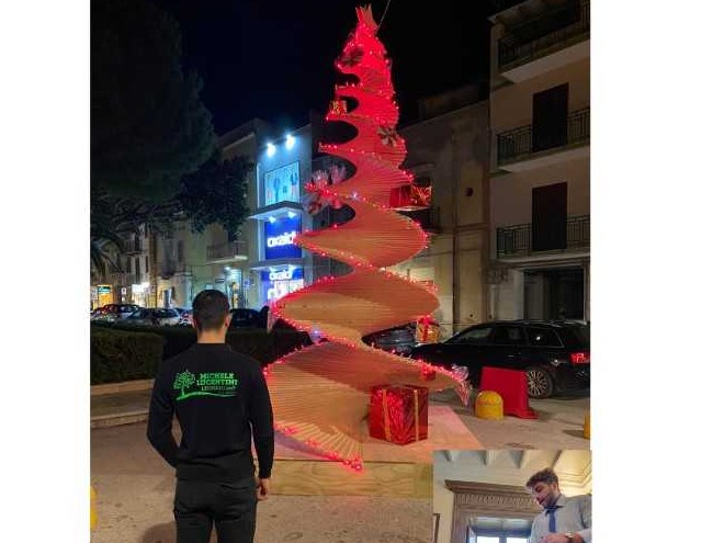 Immagine articolo: Un albero di natale in piazza Matteotti regalato da un giovane imprenditore. Il consigliere Giancana: “Nonostante le critiche andiamo avanti”