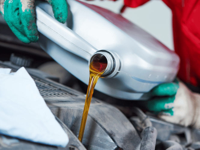 Immagine articolo: Qual è la funzione dell’olio per auto?