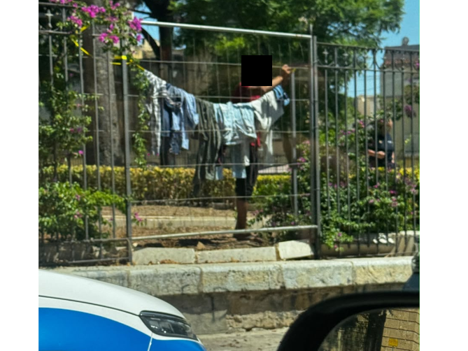 Immagine articolo: Castelvetrano, si stabiliscono nella villa comunale: scatta lo sgombero della Polizia Municipale Immagine articolo: Castelvetrano, si stabiliscono nella villa comunale: scatta lo sgombero della Polizia Municipale