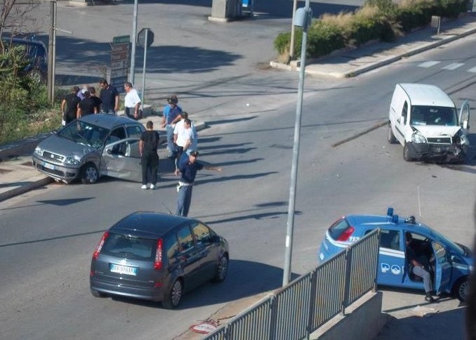Immagine articolo: Scontro fra auto in Via Campobello. Grave uno dei conducenti Immagine articolo: Scontro fra auto in Via Campobello. Grave uno dei conducenti