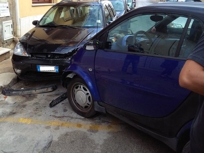 Immagine articolo: Castelvetrano, tenta di evitare due cani e si scontra con altra automobile. Sul posto il Nopa