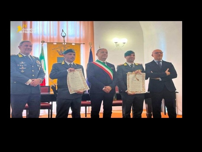 Immagine articolo: Evitarono tragedia nei pressi dello svincolo A29 di Castelvetrano, due finanzieri premiati