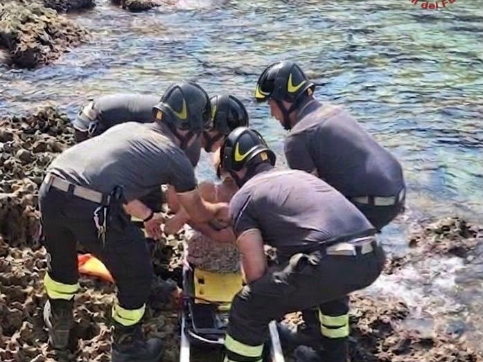 Immagine articolo: Favignana, donna resta incastrata tra gli scogli a Cala Rossa: soccorsa dai Vigili del Fuoco Immagine articolo: Favignana, donna resta incastrata tra gli scogli a Cala Rossa: soccorsa dai Vigili del Fuoco