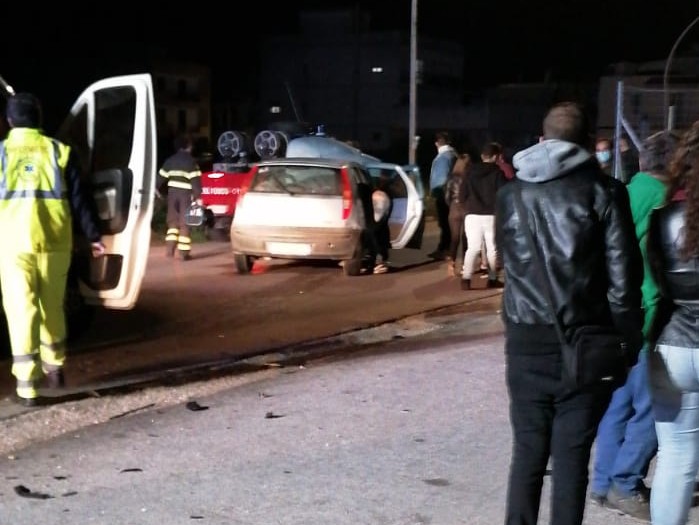 Immagine articolo: CVetrano, scontro tra due auto nei pressi di via Caracci. Sul posto Ambulanza e Vigili del Fuoco