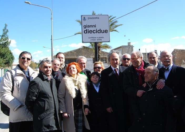 La piazzetta intitolata al professore Gianni Diecidue nei pressi dell’ospedale ed all’intersezione tre le vie Redipuglia e Postumia La piazzetta intitolata al professore Gianni Diecidue nei pressi dell’ospedale ed all’intersezione tre le vie Redipuglia e Postumia
