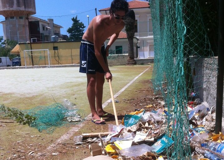 Immagine articolo: Il campo di calcetto di Selinunte invaso dai rifiuti. Organizzatori torneo ripuliscono Immagine articolo: Il campo di calcetto di Selinunte invaso dai rifiuti. Organizzatori torneo ripuliscono