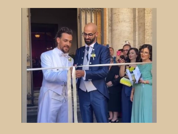 Immagine articolo: Luigi Calcara e Valerio Scanu sposi, le nozze celebrate al Campidoglio. Il party fra vigneti e uliveti Immagine articolo: Luigi Calcara e Valerio Scanu sposi, le nozze celebrate al Campidoglio. Il party fra vigneti e uliveti