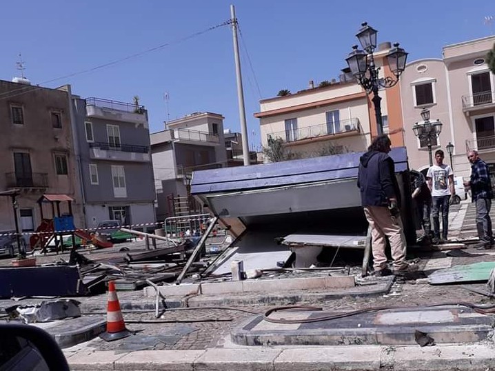Immagine articolo: Partanna, continuano i lavori di smantellamento dell'ultimo rifornimento in centro storico in piazza Umberto I
