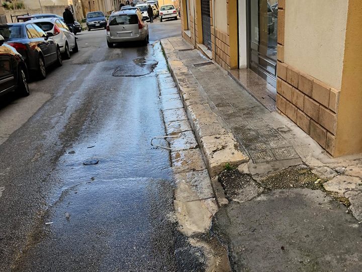 Immagine articolo: Continua lo spreco d'acqua in via Pietro Colletta. "Comune intervenga per fermare la perdita"