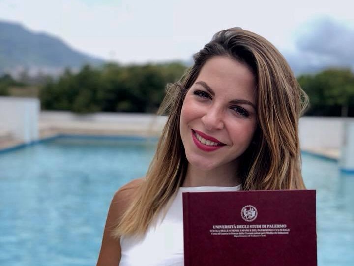 Immagine articolo: Una tesi di laurea sui social network tra dipendenze e i rischi per i giovani. Intervista a Federica Cancemi Immagine articolo: Una tesi di laurea sui social network tra dipendenze e i rischi per i giovani. Intervista a Federica Cancemi