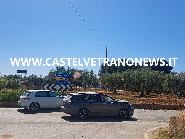 Immagine articolo: Incidente sulla SP13 a Castelvetrano: due auto coinvolte, feriti in ospedale Immagine articolo: Incidente sulla SP13 a Castelvetrano: due auto coinvolte, feriti in ospedale