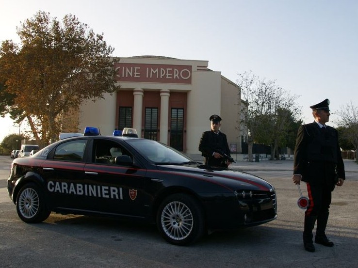 Immagine articolo: Coltello in classe e minacce a una compagna: intervengono i Carabinieri
