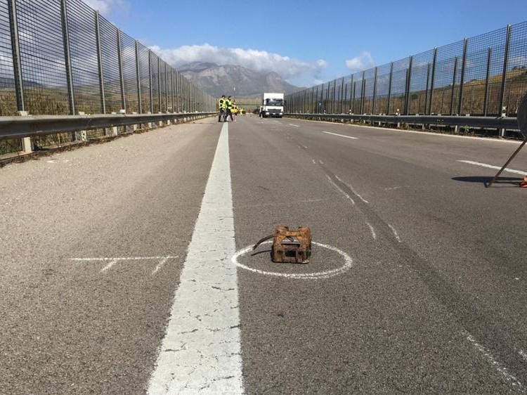 Immagine articolo: Tragedia sull’A29 Palermo–Mazara, automobilista muore dopo essere stato travolto Immagine articolo: Tragedia sull’A29 Palermo–Mazara, automobilista muore dopo essere stato travolto
