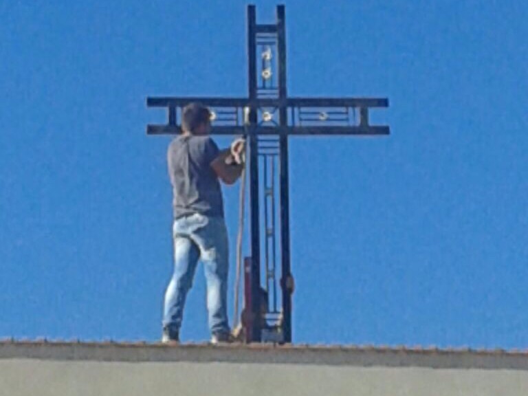 Immagine articolo: Donata alla chiesa di Triscina una croce in ferro. Il plauso di Errante