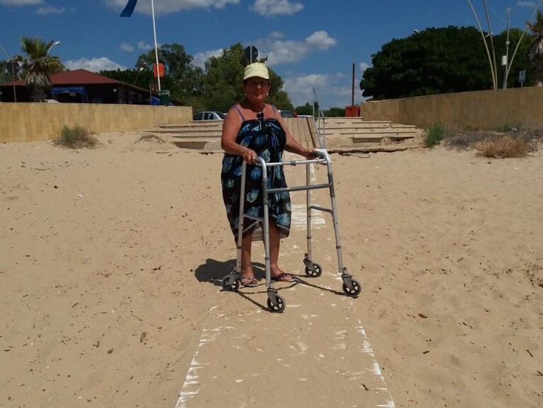 Immagine articolo: Passerelle in spiaggia per disabili. Botta e risposta tra la signora Errante Parrino e il Commissario Musca 