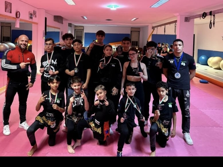 Immagine articolo: 13 primi posti ed un secondo per gli atleti di Kick Boxing e Muay Thai del Gold Gym Immagine articolo: 13 primi posti ed un secondo per gli atleti di Kick Boxing e Muay Thai del Gold Gym